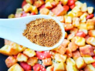 12、孜然火腿吐司丁,1勺孜然粉。