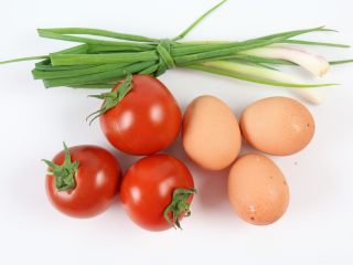 1、番茄金蛋烧,准备好食材：番茄、鸡蛋、葱。