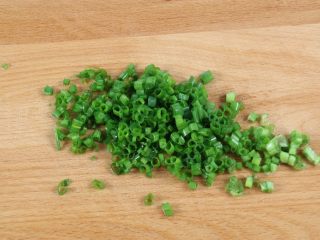 6、番茄金蛋烧,葱洗干净后切成葱花。