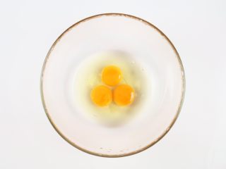 7、番茄金蛋烧,鸡蛋敲入碗里。