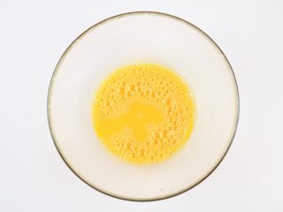 8、番茄金蛋烧,打散成鸡蛋液。