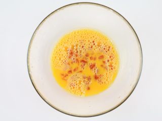 9、番茄金蛋烧,加入番茄丁。