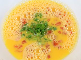 10、番茄金蛋烧,加入葱花。