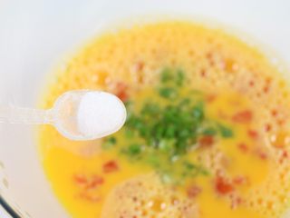 11、番茄金蛋烧,加入适量的盐调味。