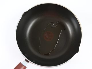 13、番茄金蛋烧,不粘锅中加入少量的油，均匀的抹在锅上。开始加热。