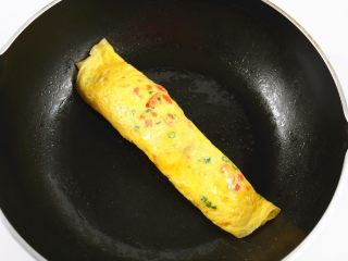 17、番茄金蛋烧,凝固后，用第一次卷好的蛋卷继续卷起。