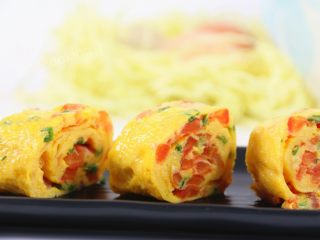 18、番茄金蛋烧,取出后切小段，番茄金蛋烧就做好了。