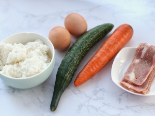 1、蔬菜培根蛋炒饭,准备好所需食材