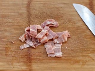 3、蔬菜培根蛋炒饭,培根切小片备用