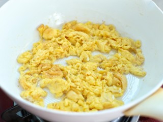 5、蔬菜培根蛋炒饭,锅中放适量食用油烧热，倒入蛋液炒熟后捣成碎块盛出备用