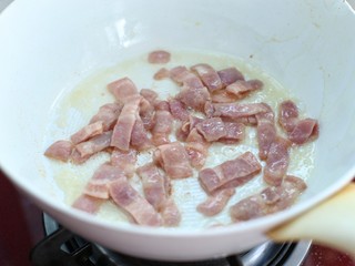 6、蔬菜培根蛋炒饭,锅中再放少许食用油，将培根炒至打卷出油状态