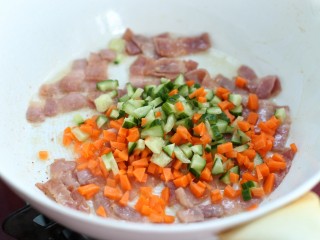 7、蔬菜培根蛋炒饭,放入黄瓜和胡萝卜翻炒均匀