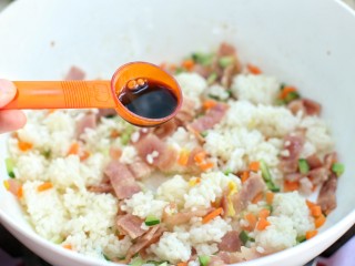 9、蔬菜培根蛋炒饭,调入生抽