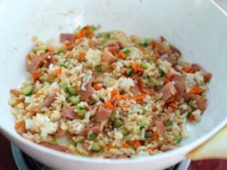 10、蔬菜培根蛋炒饭,翻炒均匀