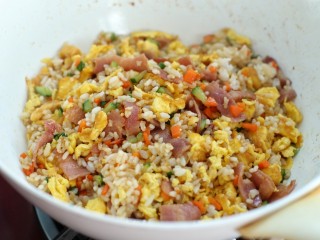 11、蔬菜培根蛋炒饭,再倒入炒好的鸡蛋炒匀