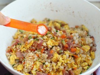 12、蔬菜培根蛋炒饭,调入少许盐