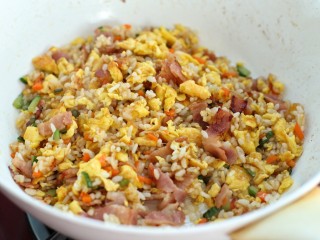 13、蔬菜培根蛋炒饭,炒匀后盛出即可