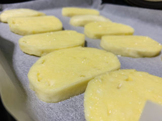 11、烤馒头片,摆在烤盘上