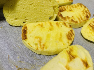 14、烤馒头片,翻另一面，再烤金黄，出炉