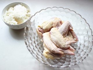 1、烤翅包饭,准备好材料，一碗剩米饭是必备。