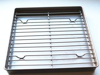 8、烤翅包饭,烤架放入金盘。