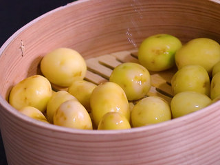 1、孜然小土豆,小土豆洗净放入蒸锅中蒸熟