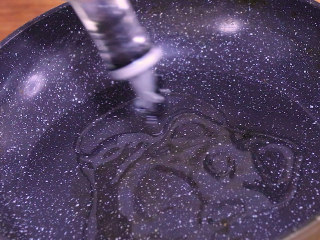 3、孜然小土豆,平底锅中放食用油适量加热至五成热