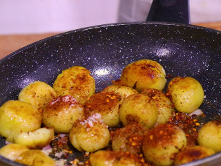 8、孜然小土豆,翻炒均匀后加入生抽 盐 花椒粉 孜然粉 胡辣椒粉 鸡精 香醋