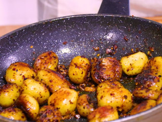 9、孜然小土豆,翻炒均匀