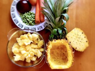 3、菠萝饭,然后用刀切个长方形出来，在用勺子把里面的菠萝肉挖出来