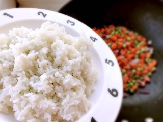 9、菠萝饭,再把米饭倒入一起翻炒