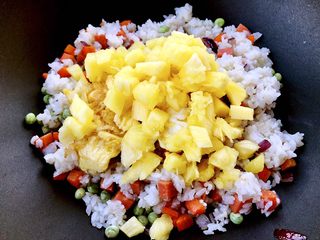 11、菠萝饭,再把菠萝和鸡蛋 液倒入锅中翻炒