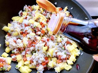 12、菠萝饭,加入适量的生抽