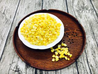 4、奶香鲜玉米汁（豆浆机版）,把玉米掰成一粒一粒的备用。