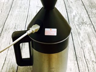 8、奶香鲜玉米汁（豆浆机版）,接上电源，调到米润豆浆一档，按启动电钮，开始工作，直到发出“嘟嘟”的提示音，工作结束。