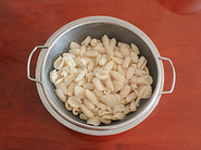 9、炒猫耳朵,搓好的猫耳朵煮熟后用冷水冲洗一下，然后控水。