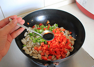 11、炒猫耳朵,下蒜瓣、香菇、胡萝卜，加盐3g，翻炒至香菇和胡萝卜熟透、入味。