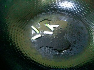 5、肠粉,锅中倒适量油放葱头煸香