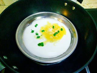 10、肠粉,放入烧开水的锅里，盖上盖子蒸1_2分钟