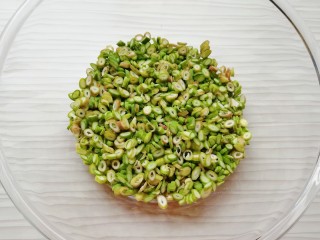 3、蒜苔尖鸡蛋饼,放入盆里。