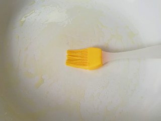 8、蒜苔尖鸡蛋饼,平底锅刷上一层食用油。