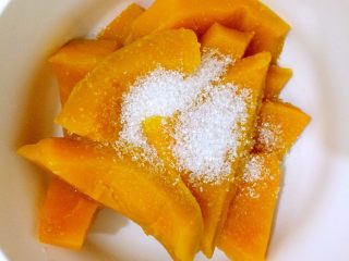 2、南瓜饼,南瓜蒸熟后趁热加入白糖