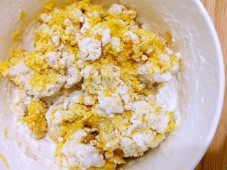5、南瓜饼,用筷子搅成絮状