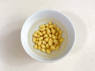 1、胡萝卜枸杞豆浆,黄豆提前一晚用清水浸泡。