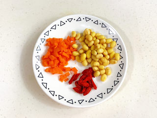 2、胡萝卜枸杞豆浆,胡萝卜去皮切丁，枸杞洗净。