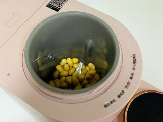 3、胡萝卜枸杞豆浆,往九阳ksolo豆浆机内加入泡发好的黄豆。