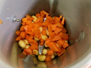 4、胡萝卜枸杞豆浆,继续加入胡萝卜和枸杞。