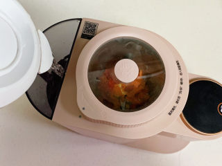 5、胡萝卜枸杞豆浆,往豆浆机水箱中倒入适量纯净水。