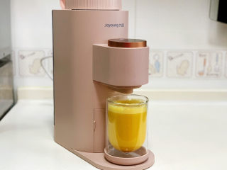 7、胡萝卜枸杞豆浆,豆浆打好后自动流到接浆杯中。