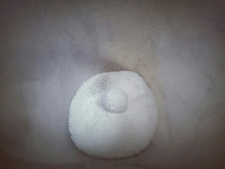 2、#冬喝暖饮夏吃冰#健康低卡-芒果酸奶昔,首先把白砂糖，和乳酸菌加入酸奶盒里。